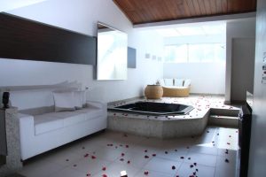 Motel Hollywood Salvador com Romântica Banheira de Hidromassagem